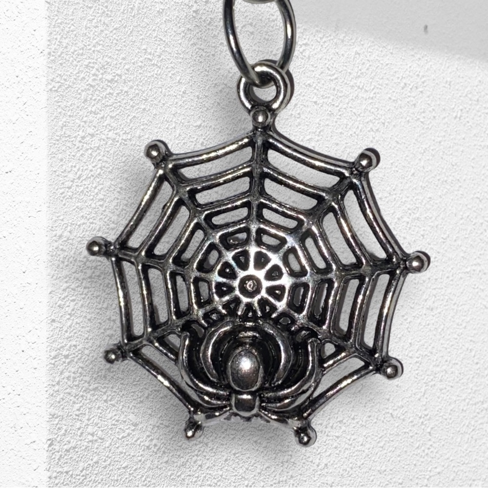 Hand Crafted Earrings Spider Spiderweb Dangle Pierced Silver Halloween - Picture 3 of 5